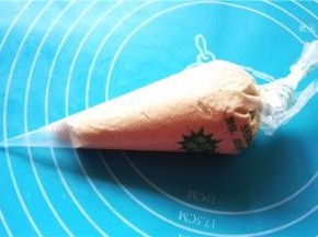 将馅料装入裱花袋中；