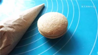 之后盖上另外一块小饼干；