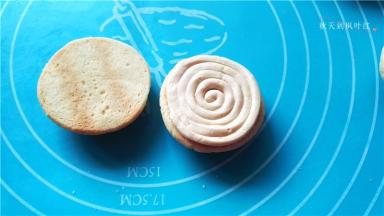 在饼干上挤馅料；