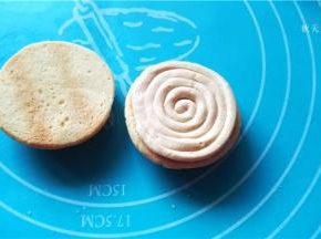 在饼干上挤馅料；