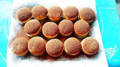 表面撒可可粉装饰。