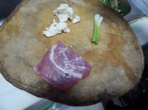 猪肉加入葱剁碎