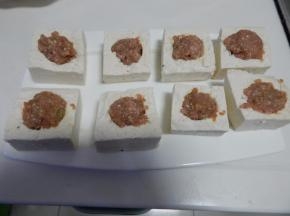 腌好的放至豆腐中间