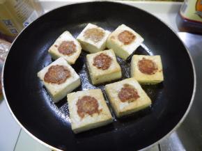 一面煎金黄翻面煎