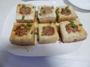 然后把豆腐装盘