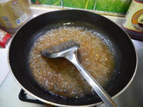 余下的汁加入湿淀粉收汁