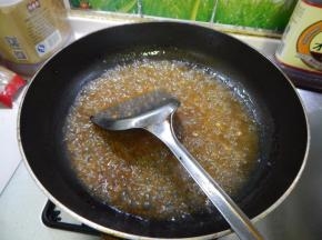 余下的汁加入湿淀粉收汁