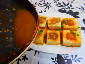 然后泼至豆腐上