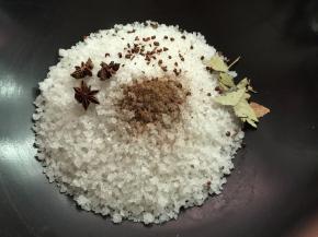 3. 海盐和所有的配料放在炒锅内干锅把其炒至香味散发出来，（炒海盐最好用普通铁锅来炒，千万别用不粘炒锅那样涂层会更海盐破坏划伤的）