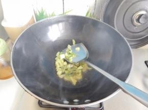 锅里加入油加入黄瓜炒香