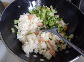 炒菜加入菜及火腿