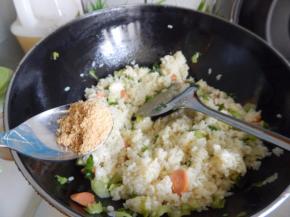 炒好加入鸡精炒