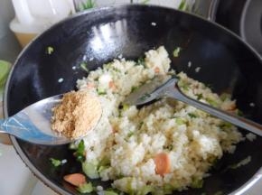 炒好加入鸡精炒