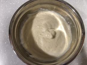 蛋白霜倒进蛋黄糊，用手动打蛋器J字形翻拌均匀，不要翻拌太多次，表面没有大块蛋白即可。再用打蛋器在最上面一层划圈，划一两圈就可以了。