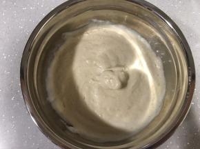 蛋白霜倒进蛋黄糊，用手动打蛋器J字形翻拌均匀，不要翻拌太多次，表面没有大块蛋白即可。再用打蛋器在最上面一层划圈，划一两圈就可以了。