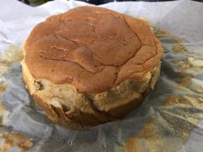 模具晾凉至不烫手，提起油纸将蛋糕脱模，已经可以从侧面看到分层很明显了，继续放凉后包上保鲜袋放冰箱冷藏。
魔法蛋糕一定不要着急切，冷藏一夜之后再切件。