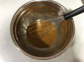 低筋面粉过筛加入，搅拌均匀。