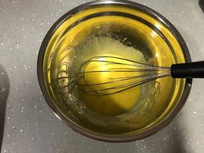 细砂糖加入蛋黄，用手动打蛋器打发至颜色变白。