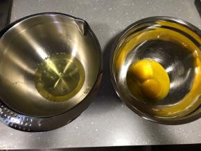 分离蛋清和蛋黄。容器保证无油无水。
烤箱上下火160度预热。（烘烤温度为150，高10度预热，模具放入烤箱热量会消散一部分，开始烤再调回150度）