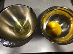 分离蛋清和蛋黄。容器保证无油无水。
烤箱上下火160度预热。（烘烤温度为150，高10度预热，模具放入烤箱热量会消散一部分，开始烤再调回150度）