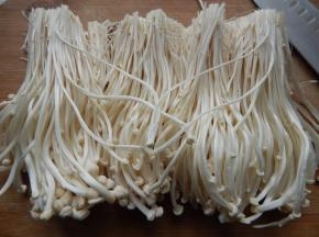 金针菇清洗干净