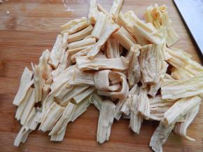 腐竹提前泡好在热水里煮一分钟