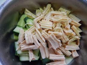 腐竹及黄瓜都准备好