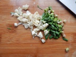 小葱及蒜切好