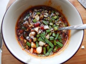 在加入切好的蒜葱搅拌均匀