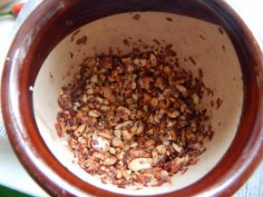 炒好的花生米敲打碎