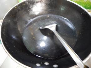 锅里加入水加入盐及盐烧开