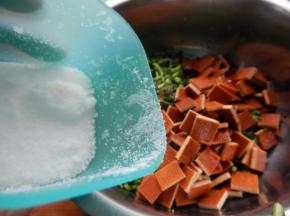 最后加入盐搅拌均匀