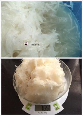 3. 把逼出的萝卜水沥出，再把萝卜按压成团，再次把水份逼出

3个萝卜按压完毕，所剩的萝卜丝只有765克