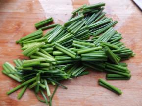韭菜苔清洗干净切好