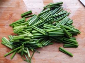 韭菜苔清洗干净切好