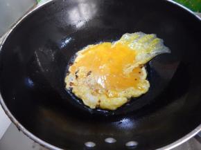锅里加入油加入鸡蛋