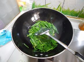 韭菜苔放锅里炒