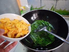 炒至变色加入鸡蛋