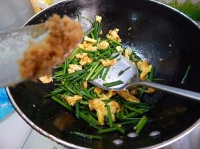 炒至入味熟透加入鸡精