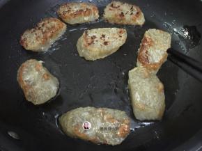 10. 完全冷透的萝卜卷切片，不粘锅上少许油小火将其煎至金黄