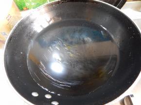 锅里加入水加入油