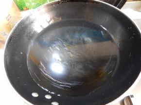 锅里加入水加入油