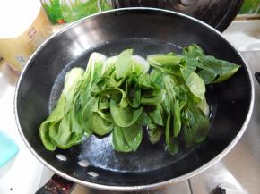 水开后加入上海青煮两分钟