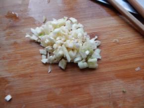 蒜及小葱切碎