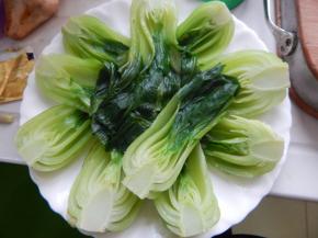 煮好的青菜装盘里