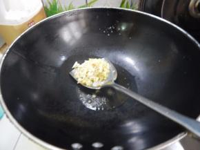 锅里加入油加入蒜葱