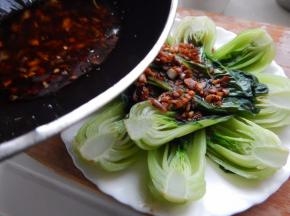 炒好的汁泼至青菜上