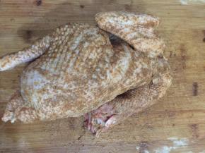 5. 把剩余的盐粉都抹遍整只鸡，用保鲜袋装起，让其腌制2小时