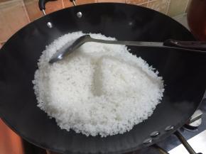 9. 把2000克的海盐干锅炒，我炒了10分钟左右