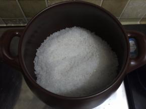 10. 把盐移至4.6升的坤博砂锅内